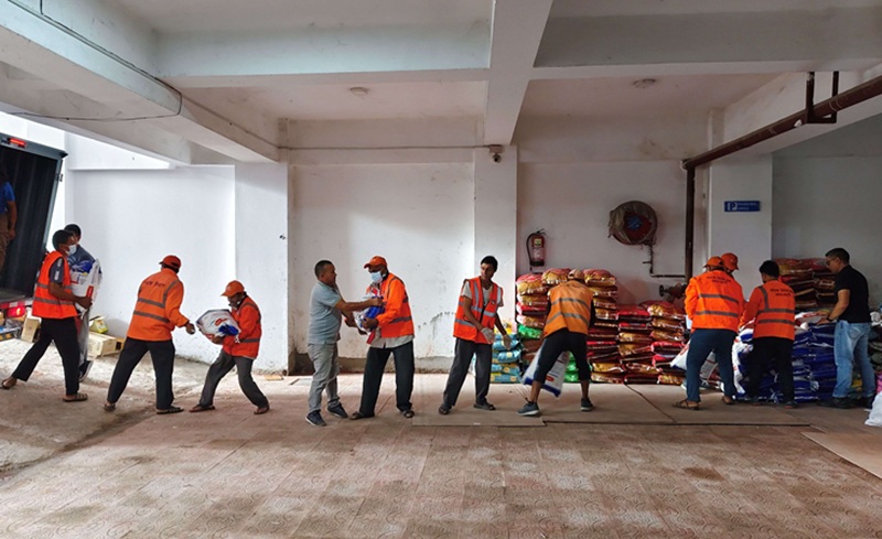 Daraz Nepal Donates Rs 4.5 Million in Relief Supplies for Flood-Affected Families